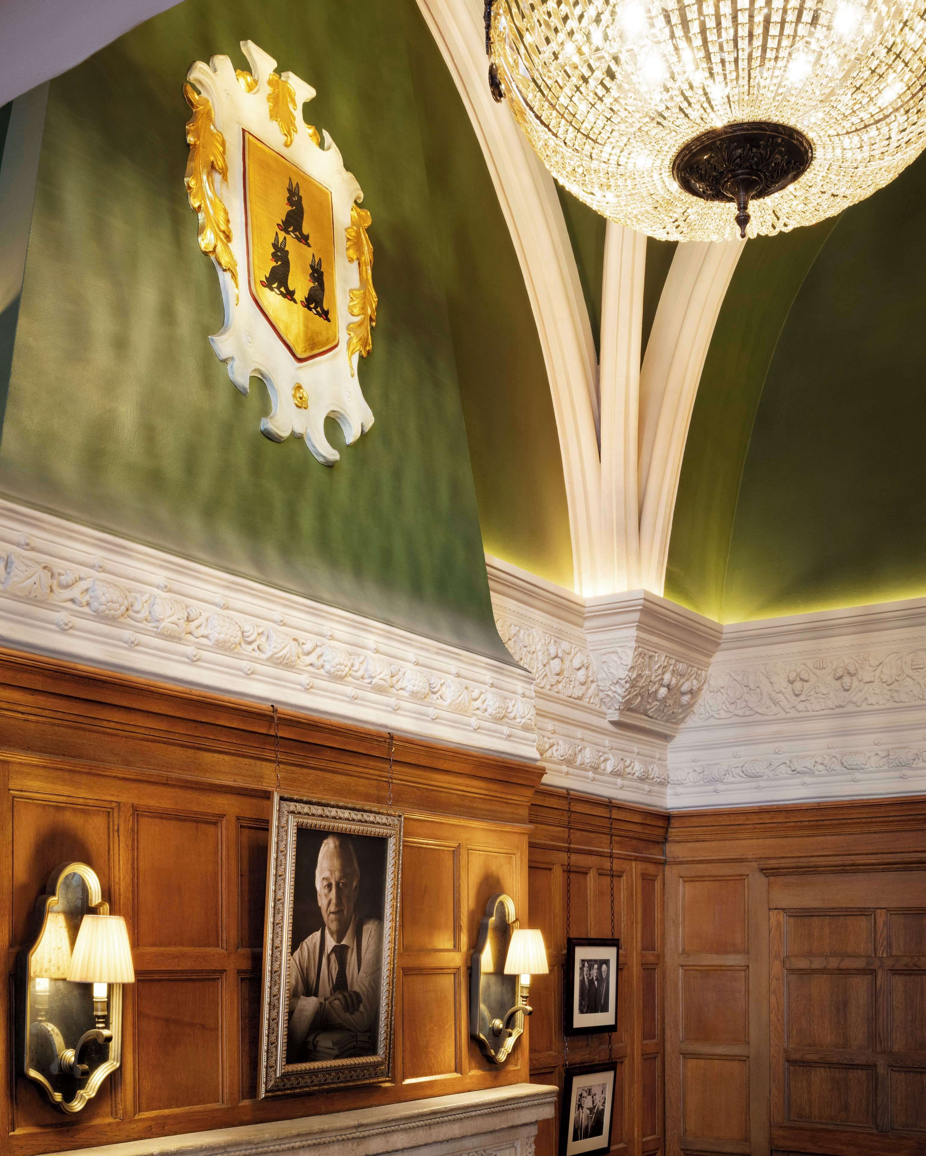 2 bars/lounges, cocktail bar