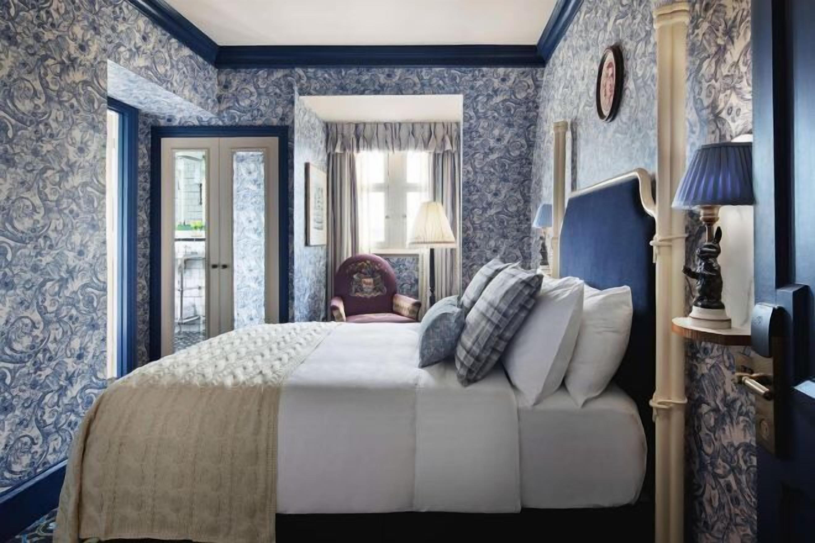 Ropa de cama de alta calidad, colchones con pillow-top y minibar 