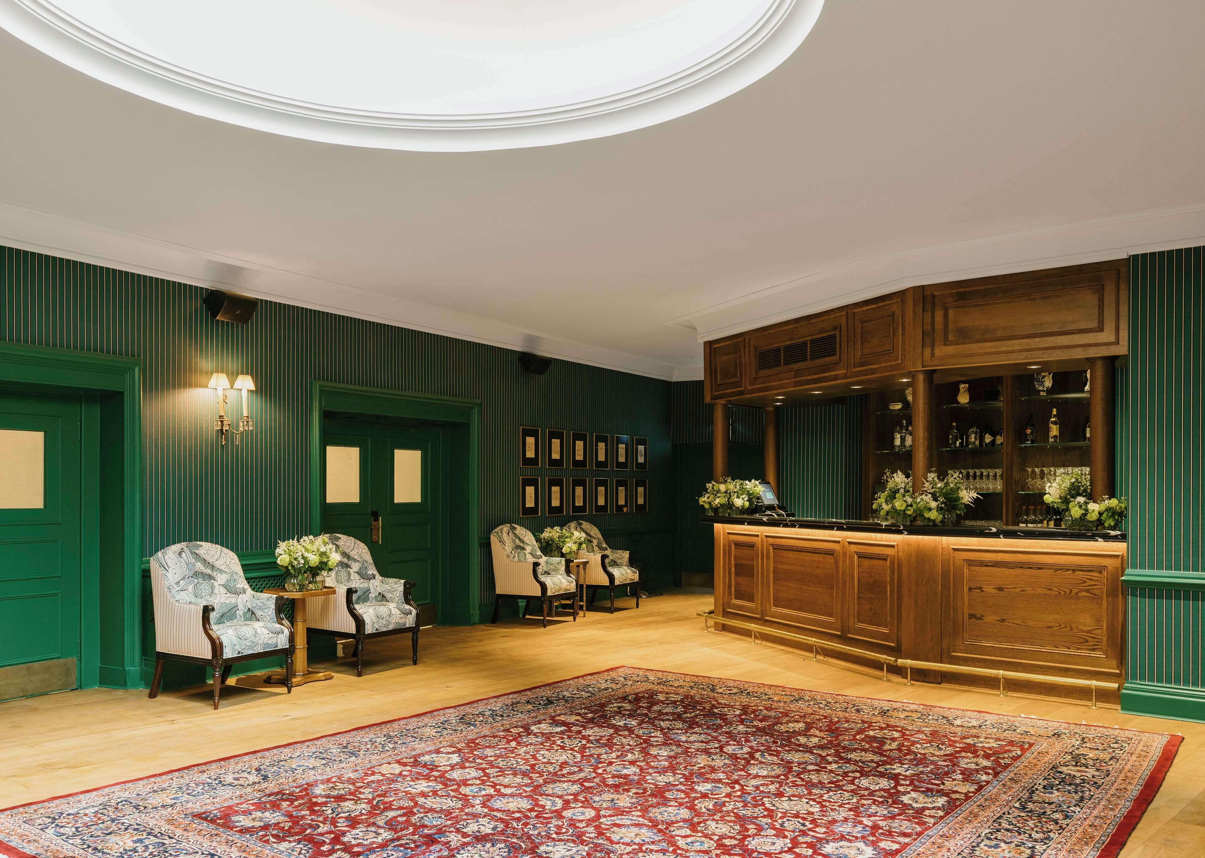 2 bars/lounges, cocktail bar