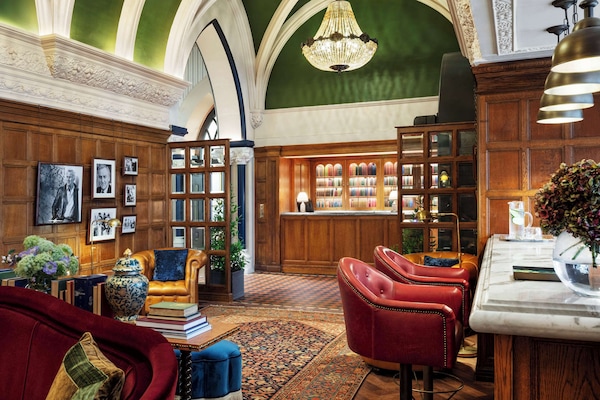 2 bars/lounges, cocktail bar