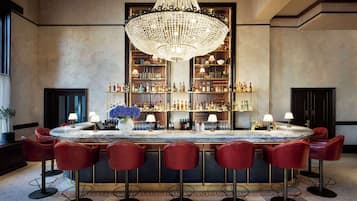 2 bars/lounges, cocktail bar