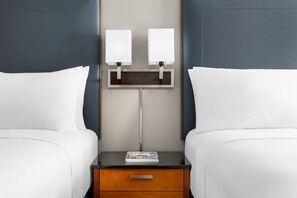 Ropa de cama de alta calidad, colchones con pillow-top y escritorio 