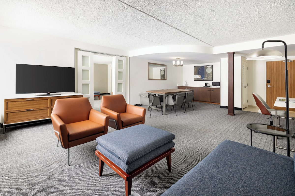 Premium bedding, pillowtop beds, desk, laptop workspace