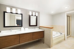 Suite, 1 très grand lit et 1 canapé-lit | Salle de bain | Articles de toilette de luxe, sèche-cheveux, serviettes fournies