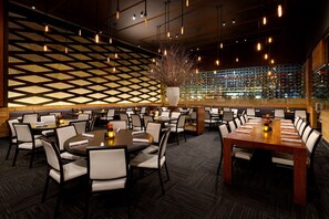 Déjeuner et dîner servis sur place, spécialités Cuisine américaine