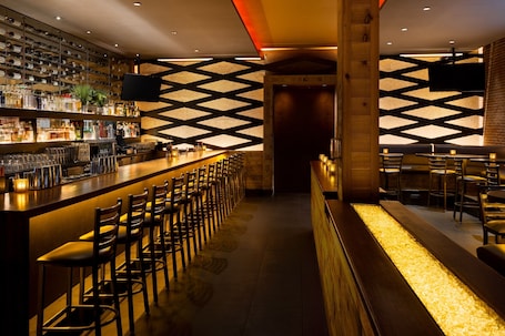 Bar (en la propiedad). Courtyard by Marriott Montvale