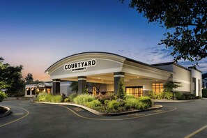 A Courtyard by Marriott hotel with a covered parking area and a restaurant. - Courtyard by Marriott Montvale (Montvale)
