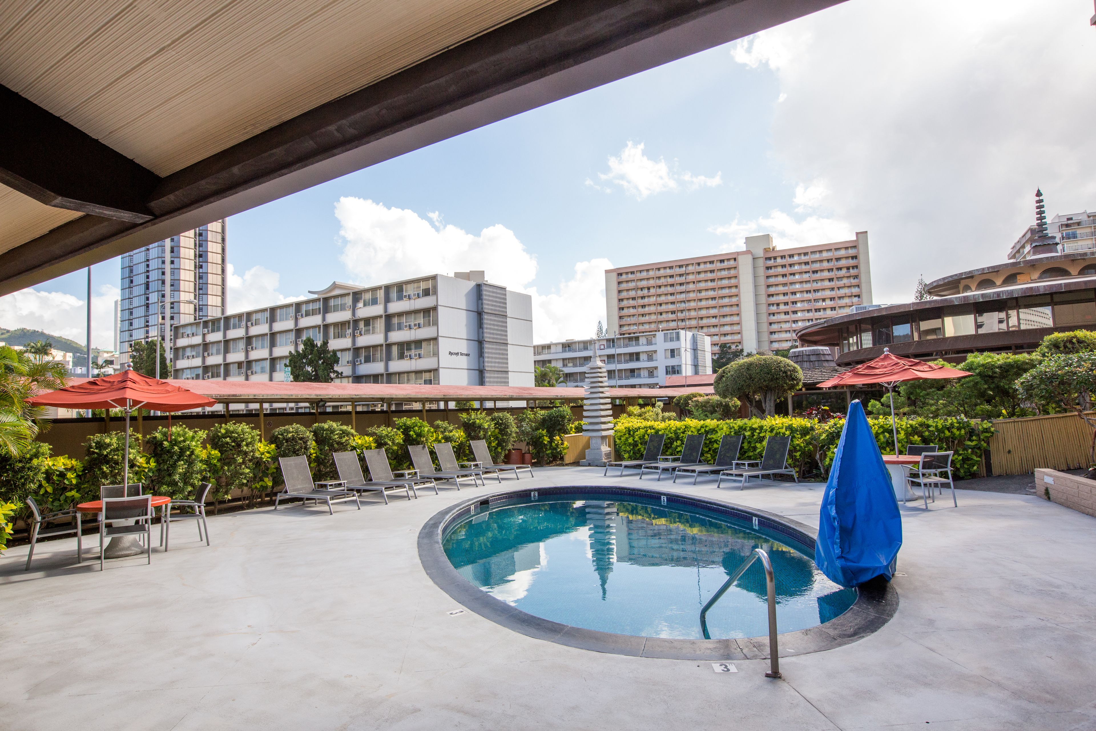 Piscina externa, guarda-sóis, espreguiçadeiras