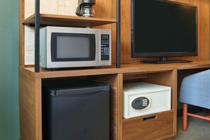 Room, 2 Queen Beds, Mobility Accessible, City View | Desk, laptop workspace, iron/ironing board, cribs/infant beds - Pagoda Hotel (Honolulu)