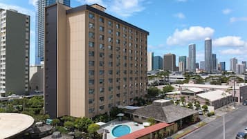 Un hôtel de grande hauteur doté d’une piscine, entouré d’un paysage urbain caractérisé par de nombreux immeubles.
