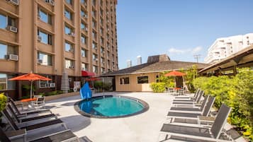 Piscina a l'aire lliure, para-sols i gandules