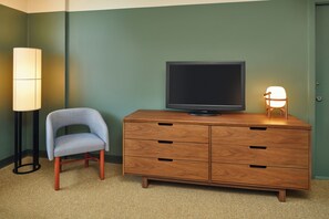 Desk, laptop workspace, iron/ironing board, cribs/infant beds - Pagoda Hotel (Honolulu)