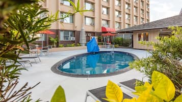 Außenpool, Sonnenschirme, Liegestühle