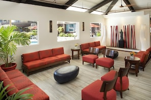 Lobby sitting area - Pagoda Hotel (Honolulu)