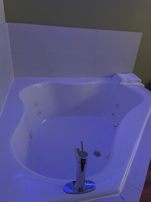 Standard Single Room, 1 Bedroom, Hot Tub | Bathroom | Shower, hair dryer, towels - Willow Lodge Willoughby – Cleveland Mentor (Willoughby)