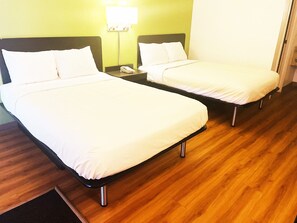 Chambre Standard double, 2 chambres, fumeur | Lit avec matelas à plateau-coussin, rideaux d’obscurcissement