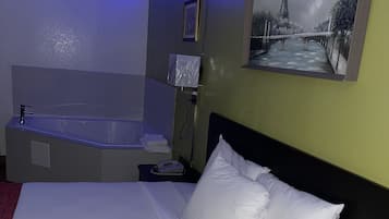 Deluxe Suite, 1 Double Bed, Non Smoking, Hot Tub | Pillowtop beds, blackout drapes, WiFi, bed sheets