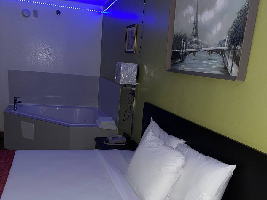 Deluxe Suite, 1 Double Bed, Non Smoking, Hot Tub | Pillowtop beds, blackout drapes, WiFi, bed sheets