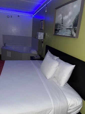 Suite Deluxe, 1 cama matrimonial, para no fumadores, hidromasaje | Camas con pillow-top, cortinas blackout, wifi y ropa de cama . Willow Lodge Willoughby – Cleveland Mentor