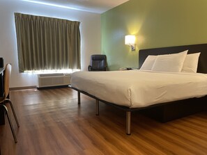 Chambre Standard, 1 très grand lit, non-fumeur | Lit avec matelas à plateau-coussin, rideaux d’obscurcissement