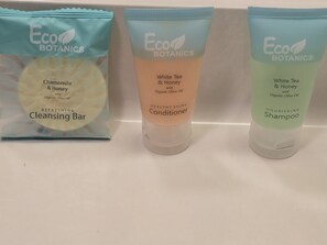 Shower, hair dryer, towels - Willow Lodge Willoughby – Cleveland Mentor (Willoughby)