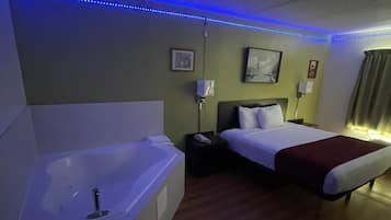 Phòng Suite Deluxe, 1 giường đôi, không hút thuốc, bồn tắm nước nóng | Nệm có lớp đệm bông, màn/rèm cản sáng