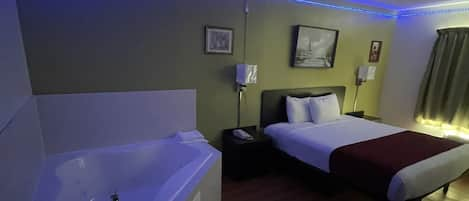 Deluxe Suite, 1 Double Bed, Non Smoking, Hot Tub | Pillowtop beds, blackout drapes, free WiFi, bed sheets