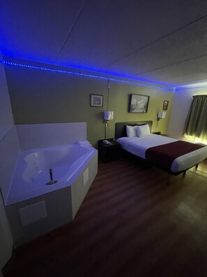 Pillow-top beds, blackout curtains, WiFi, bed sheets - Willow Lodge Willoughby – Cleveland Mentor (Willoughby)