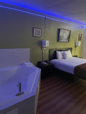 Pillow-top beds, blackout curtains, WiFi, bed sheets - Willow Lodge Willoughby – Cleveland Mentor (Willoughby)