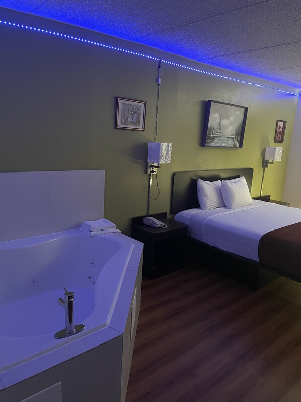 Deluxe Suite, 1 Double Bed, Non Smoking, Hot Tub | Pillowtop beds, blackout drapes, WiFi, bed sheets