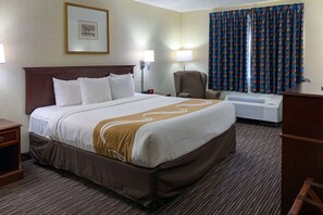 Standard Room, 1 Katil Raja (King), Non Smoking | Peralatan tempat tidur premium, meja, langsir/tirai gelap terus 