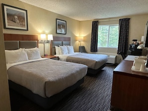 Standard Room, 2 Katil Kelamin (Double), Non Smoking | Peralatan tempat tidur premium, meja, langsir/tirai gelap terus