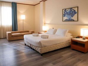 غرفة كلاسيكية ثلاثية (or 1 Double Bed and 1 Single Bed) | أغطية فراش متميزة وألحفة محشوة بالريش وميني بار وخزنة داخل الغرفة