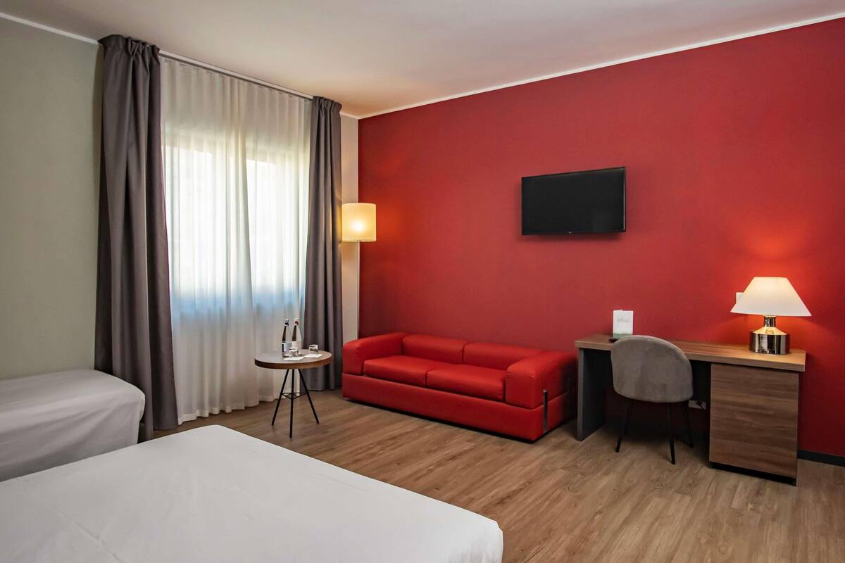 Ropa de cama de alta calidad, cubrecamas y minibar 
