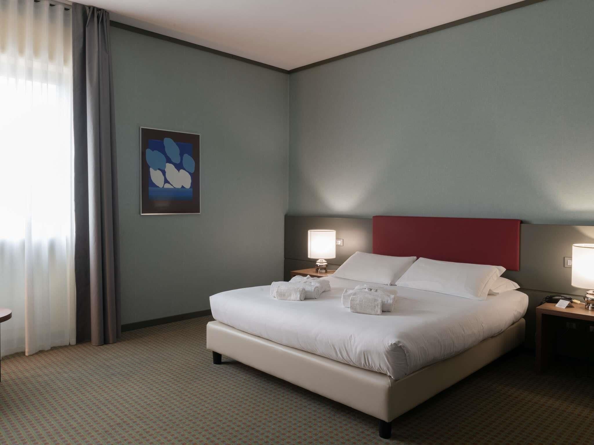 Ropa de cama de alta calidad, cubrecamas y minibar 