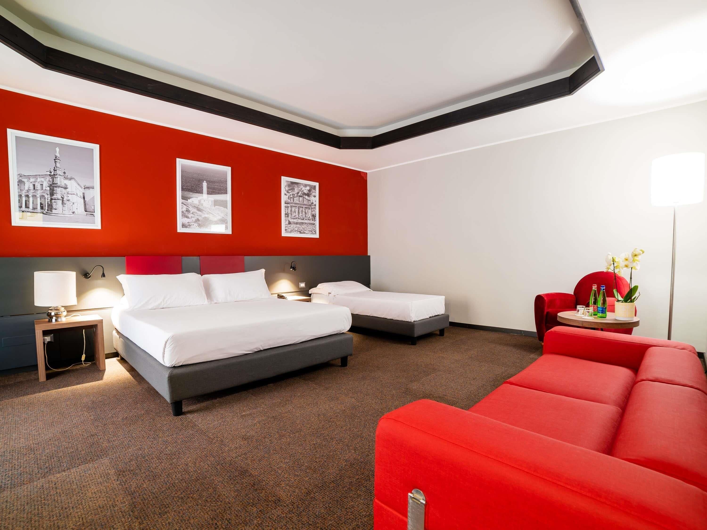 Ropa de cama de alta calidad, cubrecamas y minibar 