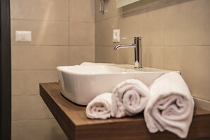 Dusche, umweltfreundliche Kosmetikartikel, Haartrockner, Bidet