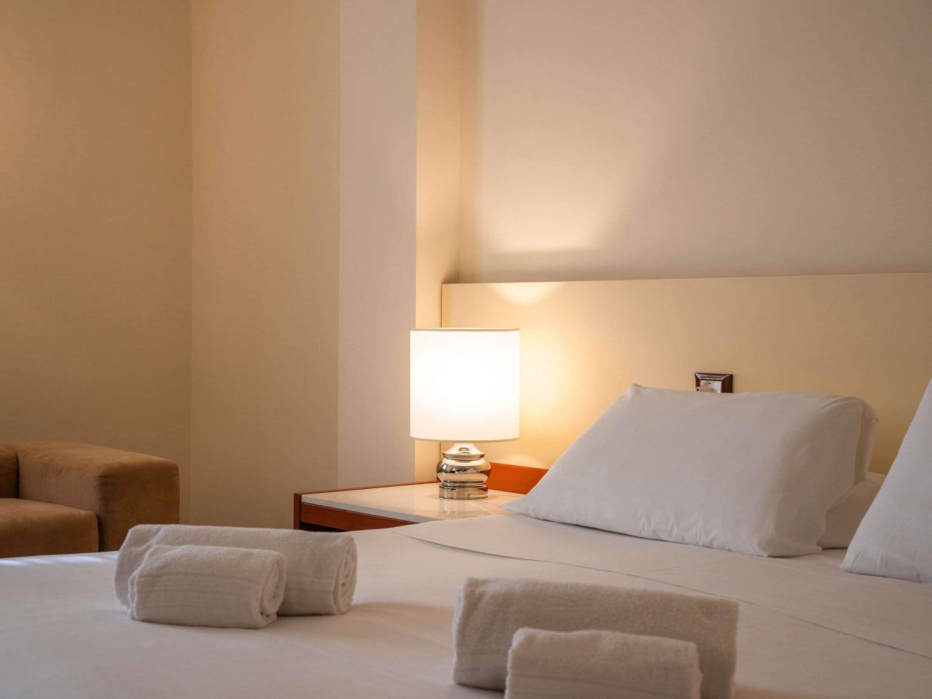 Klassieke driepersoonskamer (or 1 Double Bed and 1 Single Bed) | Luxe beddengoed, donsdekens, een minibar, een kluis op de kamer