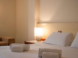 Classic-Dreibettzimmer (or 1 Double Bed and 1 Single Bed) | Hochwertige Bettwaren, Daunenbettdecken, Minibar, Zimmersafe