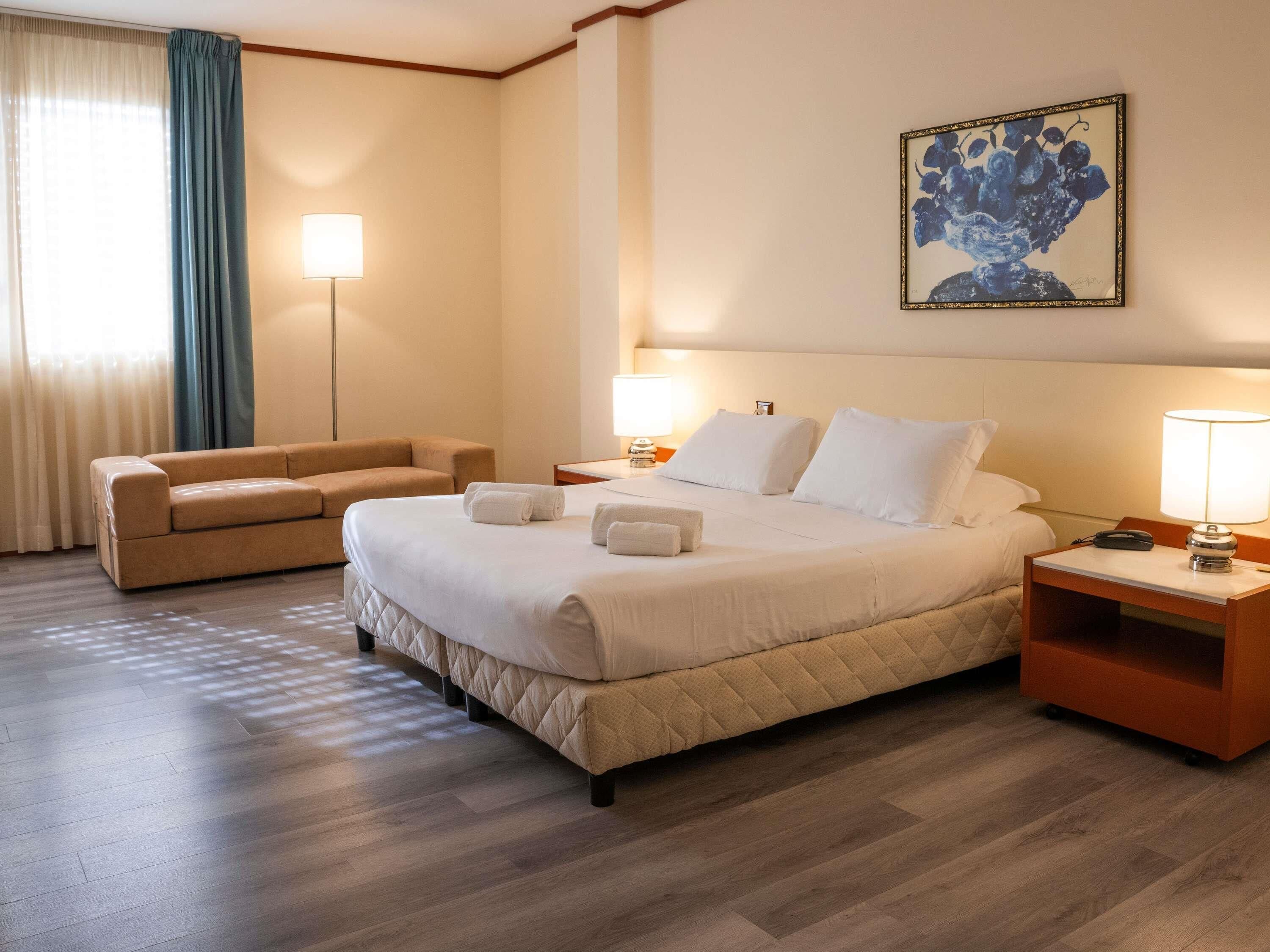 Klassieke driepersoonskamer (or 1 Double Bed and 1 Single Bed) | Luxe beddengoed, donsdekens, een minibar, een kluis op de kamer