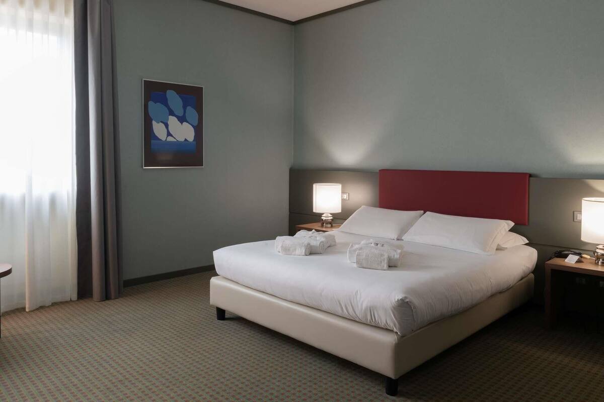 Ropa de cama de alta calidad, cubrecamas y minibar 