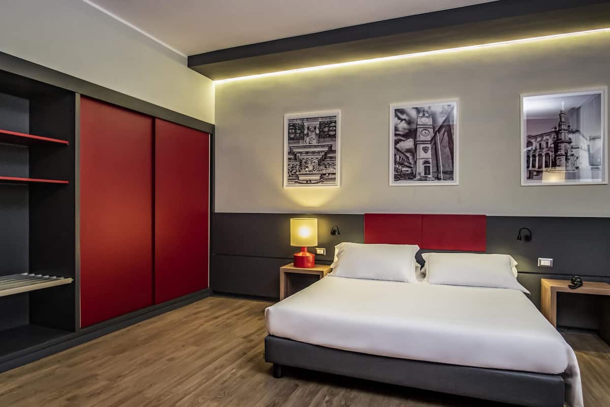 Premium bedding, down comforters, minibar, in-room safe