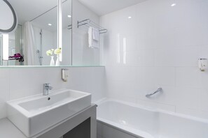 Standardzimmer | Badezimmer | Kostenlose Toilettenartikel, Haartrockner, Handtücher