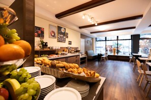 Daily to-go breakfast (EUR 10 per person)