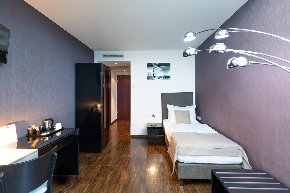Hypo-allergenic bedding, in-room safe, desk, soundproofing