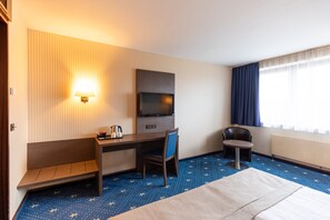 Hypo-allergenic bedding, in-room safe, desk, soundproofing