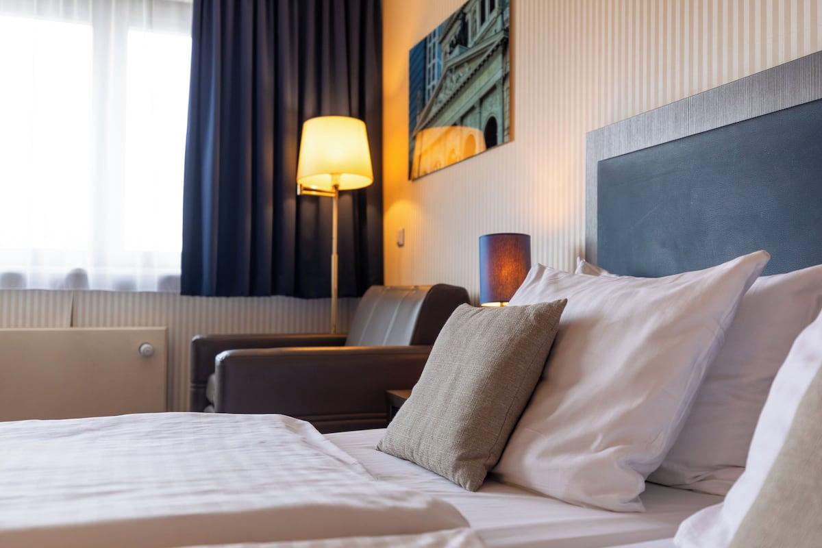 ملاءات للفراش لا تسبب الحساسية وخزنة داخل الغرفة ومكتب ومكواة/لوح كي