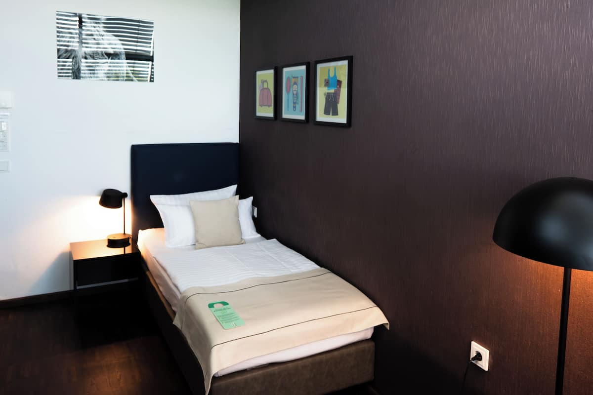 Standard Room | Hypo-allergenic bedding, in-room safe, desk, soundproofing