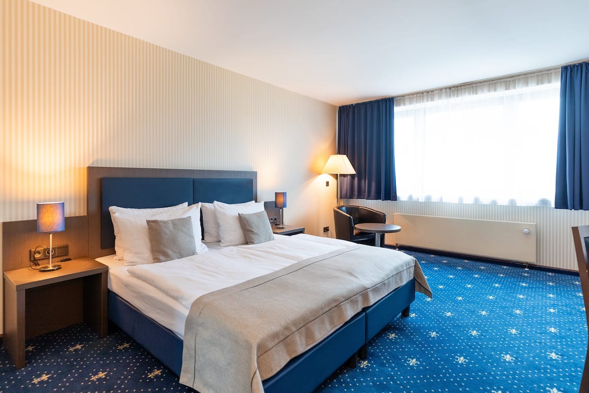 Hypo-allergenic bedding, in-room safe, desk, soundproofing