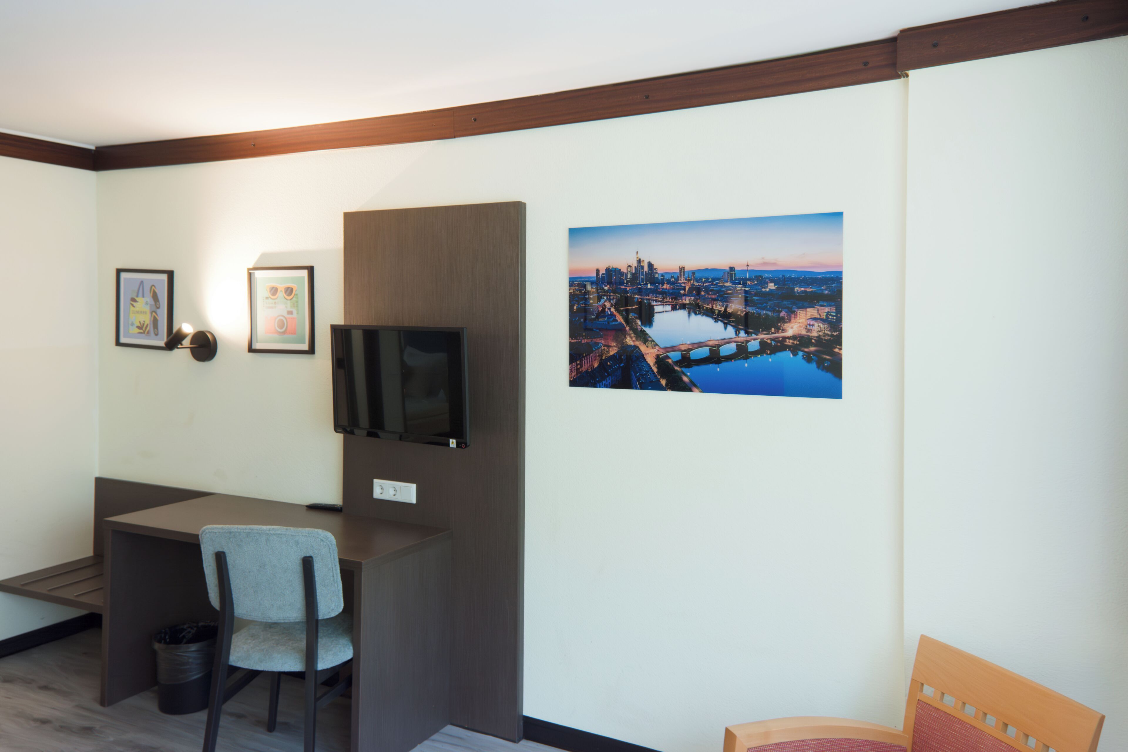 Standard Room, 2 Single Beds | Hypo-allergenic bedding, in-room safe, desk, iron/ironing board